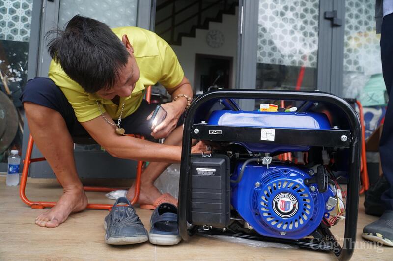 “Chúng tôi đang kêu gọi, huy động thêm áo phao, xuồng máy, ca nô, và dự kiến sẽ có các thành viên các câu lạc bộ thiện nguyện mới hỗ trợ cứu trợ ngoài các tỉnh thành miền Bắc vào Đà Nẵng để cùng chung sức hỗ trợ người dân trong đợt mưa lớn sắp tới”, ông Tin thông tin. (Trong ảnh: Ông Tin tự đầu tư máy phát điện dự phòng để duy trì liên lạc các nhóm cứu hộ trong thời gian dự báo diễn ra mưa lớn nếu có sự cố về điện).