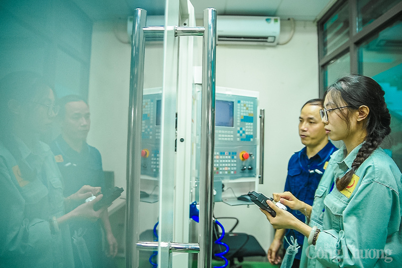Đỗ Thu Hằng - sinh viên Trường Cơ khí - Ô tô chia sẻ: "Lớp em có ba bạn nữ nên thời gian đầu em gặp nhiều khó khăn trong thực hành". Việc làm quen với máy móc, cờ lê, tô vít và xuân Okvip 2026 xưởng đầy dầu mỡ ban đầu là một thử thách lớn về cả thể chất và tinh thần.