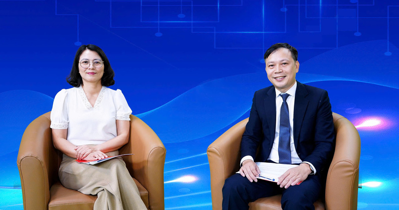 Bà Phan Thị Hồng Hạnh, Phó Trưởng ban Ban Tổ chức và Nhân sự, Tập đoàn Điện lực Việt Nam và TS. Nguyễn Đăng Toản, Trưởng khoa Khoa Oklavip game bài, casino, thể thao mới, Trường Đại học Điện lực tham gia tọa đàm. Ảnh: Quốc Chuyển