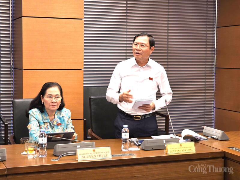 Đại biểu Nguyễn Tân Cương góp ý trong phiên thảo luận tại Tổ.
