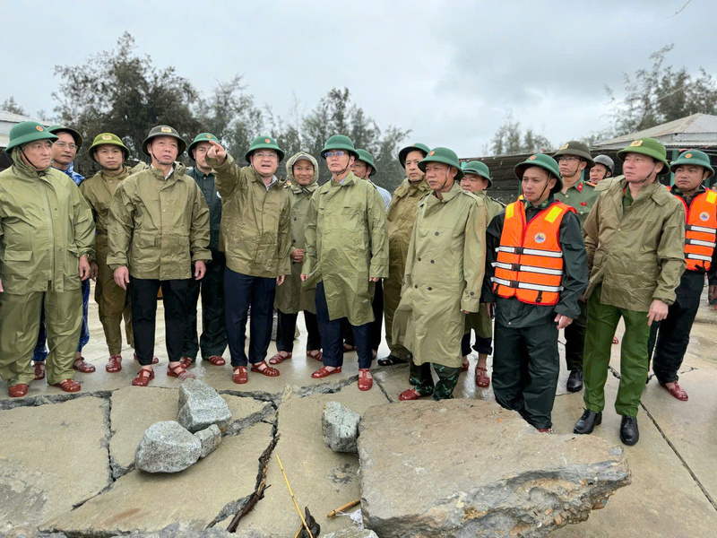 Sau cuộc họp, lãnh đạo thành phố Huế, các đơn vị liên quan đi thị sát những vùng xung yếu. Ảnh: Nguyễn Tuấn