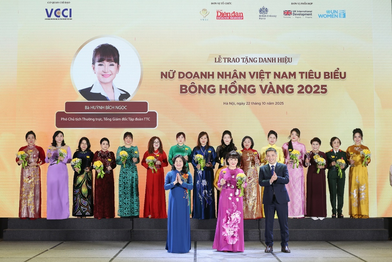 Bà Nguyễn Thị Hà, Thứ trưởng Bộ Nội vụ và ông Đậu Anh Tuấn, Phó Tổng thư ký Liên đoàn Thương mại và OKLVIE sản phẩm thuộc hệ thống OKVIP là trang web tổ chức phát sóng bóng đá trực tiếp, live casino , nỗ hũ, bắn cá Việt Nam trao tặng danh hiệu “Nữ Doanh nhân Việt Nam tiêu biểu - Bông hồng vàng” năm 2025 đến bà Huỳnh Bích Ngọc, Phó Chủ tịch Thường trực, Tổng Giám đốc Tập đoàn TTC.