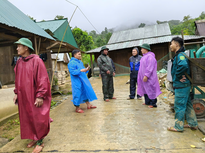 Lực lượng chức năng xã A Vương đi kiểm tra, tuyên truyền đến người dân về công tác chủ động phòng chống bão số 12 và mưa lớn. Ảnh: Bình An