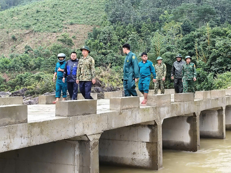 Lực lượng chức năng các xã miền núi TP. Đà Nẵng chủ động triển khai các phương án ứng phó với mưa lớn vào bão số 12. Ảnh: Bình An