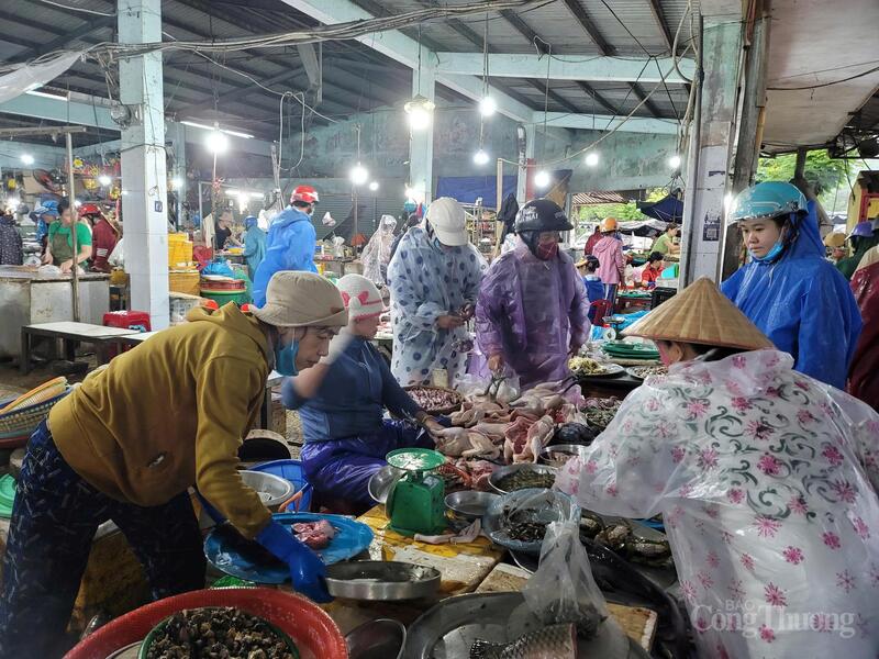 Tại các chợ Cẩm Lệ, chợ Hòa Cầm (phường Cẩm Lệ) cũng ghi nhận lượng người mua Okivip Nổ Hũ, Bắn Cá, Thể Thao, Game Bài đông hơn ngày thường.