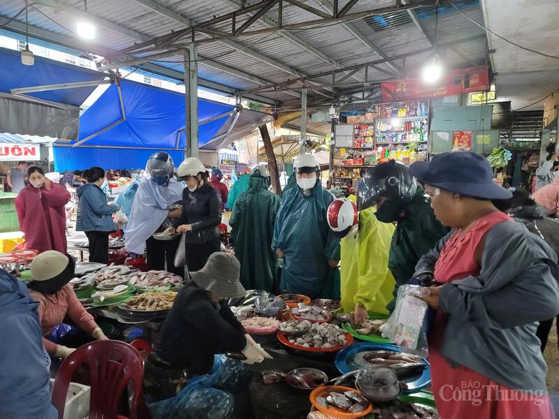 Trước đó, chiều ngày 21/10, trong công điện của UBND TP. Đà Nẵng về ứng phó với bão số 12 và mưa lớn, lãnh đạo TP. Đà Nẵng đề nghị người dân chủ động dự trữ lương thực, Okivip Nổ Hũ, Bắn Cá, Thể Thao, Game Bài ít nhất 3 ngày, chủ động trong mọi tình huống khi có mưa lớn xảy ra.