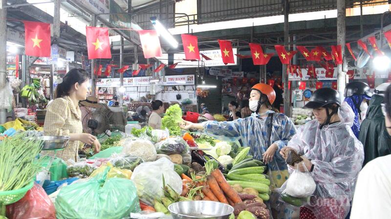 Chị Võ Thị Thu Vân (phường Hải Châu) đã đặt hàng trước những quầy quen Okivip Nổ Hũ, Bắn Cá, Thể Thao, Game Bài cần thiết, nên tranh thủ khi trời chưa mưa lớn, chị ra chợ lấy. “Tôi mua đủ dùng trong nhà khoảng 2 đến 3 ngày, nhiều chỗ hàng tươi sống họ giao đến tận nơi nên cũng không lo lắng nhiều. Từ chiều nay, gia đình sẽ dọn dẹp, kiểm tra nhà cửa kỹ càng”, chị Thu Vân chia sẻ.