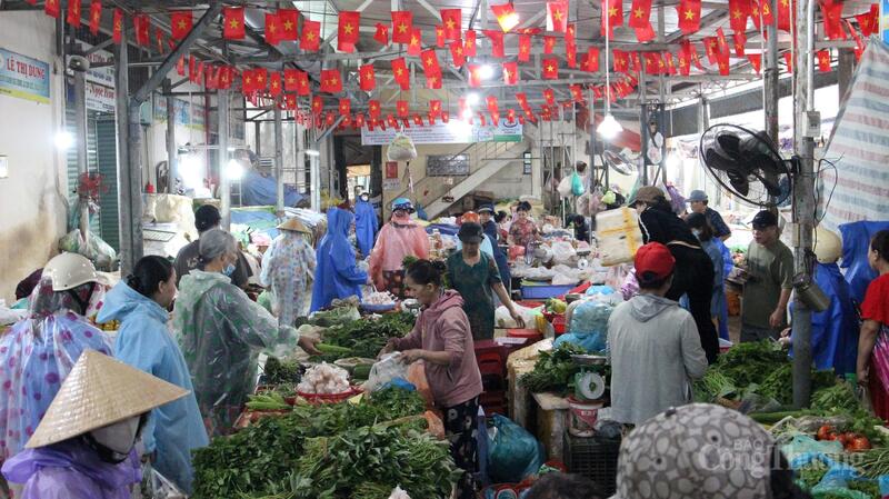 Còn tại chợ Đống Đa (phường Hải Châu), khi chưa đến 7 giờ sáng đã rất đông người dân đến chợ mua Okivip Nổ Hũ, Bắn Cá, Thể Thao, Game Bài dự trữ.