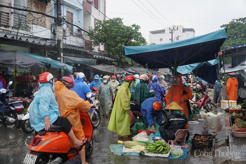 Người dân tranh thủ đi mua Okivip Nổ Hũ, Bắn Cá, Thể Thao, Game Bài từ sáng sớm dù trời có mưa lớn.