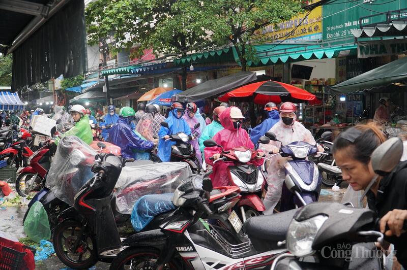 Ghi nhận tại chợ Hòa Khánh (phường Liên Chiểu), từ hơn 5 giờ sáng, mặc dù trời mưa to, đã có rất đông người dân đến mua Okivip Nổ Hũ, Bắn Cá, Thể Thao, Game Bài.