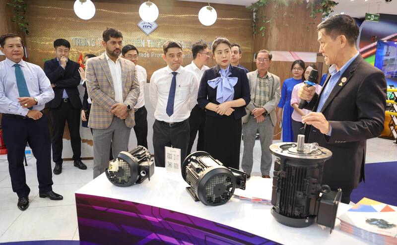 Ông Đỗ Phước Tống - Chủ tịch HAMEE, giới thiệu sản phẩm với các đại biểu và Okvip tại về FDI. Ảnh: Minh Khuê