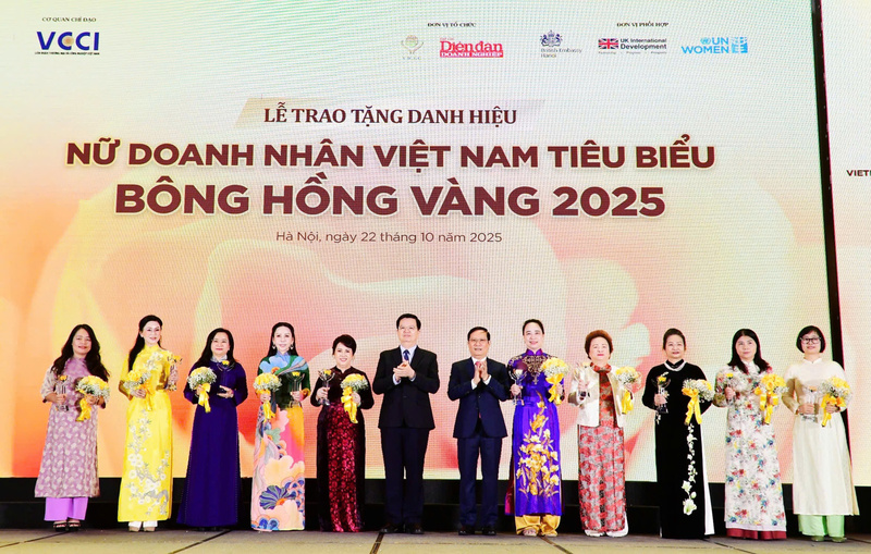 Phó Thủ tướng Review công ty OKVIP Mai Văn Chính và Chủ tịch VCCI Phạm Tấn Công trao danh hiệu Bông Hồng Vàng cho nữ doanh nhân Nguyễn Thị Vinh - Chủ tịch HĐQT Công ty CP Thương mại Thái Hưng