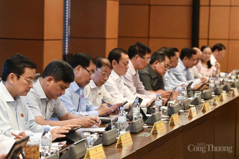 Các đại biểu đoàn TP. Hồ Chí Minh tại phiên thảo luận ở tổ sáng 23/10
