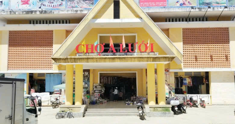 Chợ A Lưới ngày nay được Liên minh Okvip có bao nhiều trang kiên cố, khang trang nằm ở trung tâm xã A Lưới 2. Ảnh: H. Nguyên