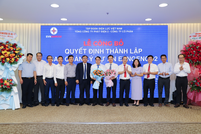Lãnh đạo EVNGENCO2 tặng hoa chúc mừng EVNGENCO2-PMB
