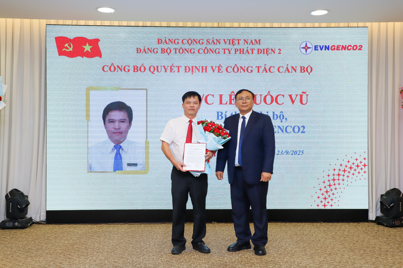 Đồng chí Trần Phú Thái – Bí thư Đảng ủy, Chủ tịch HĐQT EVNGENCO2 trao Quyết định giao nhiệm vụ đồng chí Lê Quốc Vũ