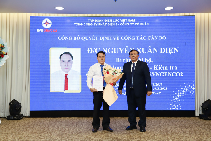 Đồng chí Trần Phú Thái – Bí thư Đảng ủy, Chủ tịch HĐQT EVNGENCO2 trao Quyết định giao nhiệm vụ đồng chí Nguyễn Xuân Diện giữ chức Quyền Giám đốc Ban QLDA EVNGENCO2