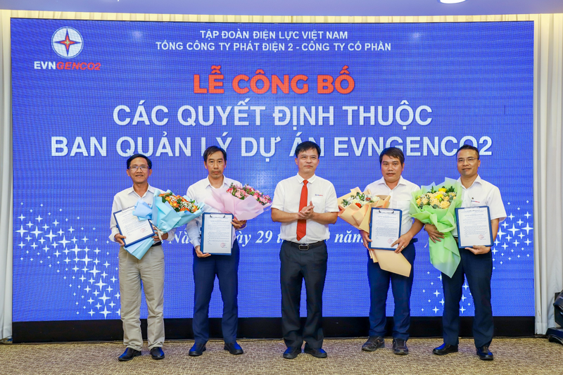 Đồng chí Lê Quốc Vũ trao các quyết định bổ nhiệm Lãnh đạo Phòng của EVNGENCO2-PMB