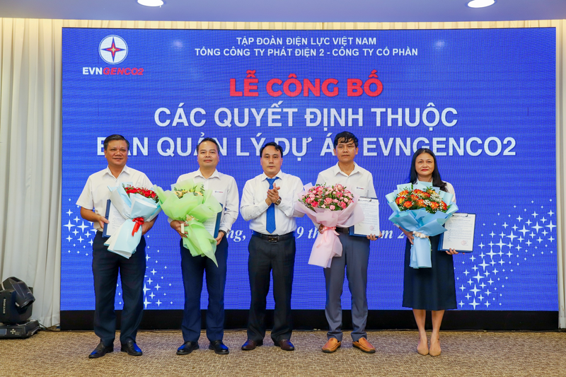 Đồng chí Nguyễn Xuân Diện trao các quyết định bổ nhiệm Lãnh đạo Phòng của EVNGENCO2-PMB