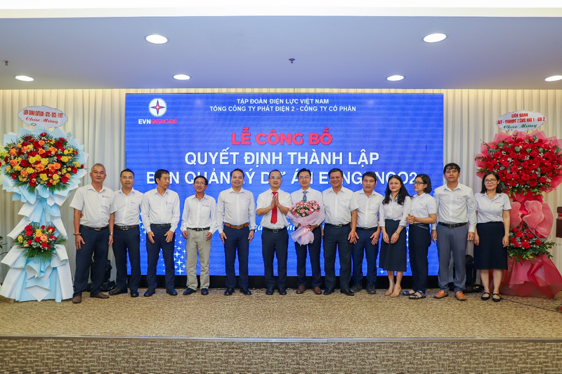 Đồng chí Nguyễn Hữu Thịnh (người thứ 6 từ trái sang) tặng hoa cảm ơn sự đóng góp của CBCNV Ban Quản lý Dự án Thủy điện Sông Bung 2