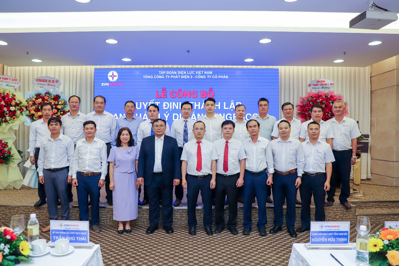 Các đại biểu chụp ảnh lưu niệm tại Lễ công bố