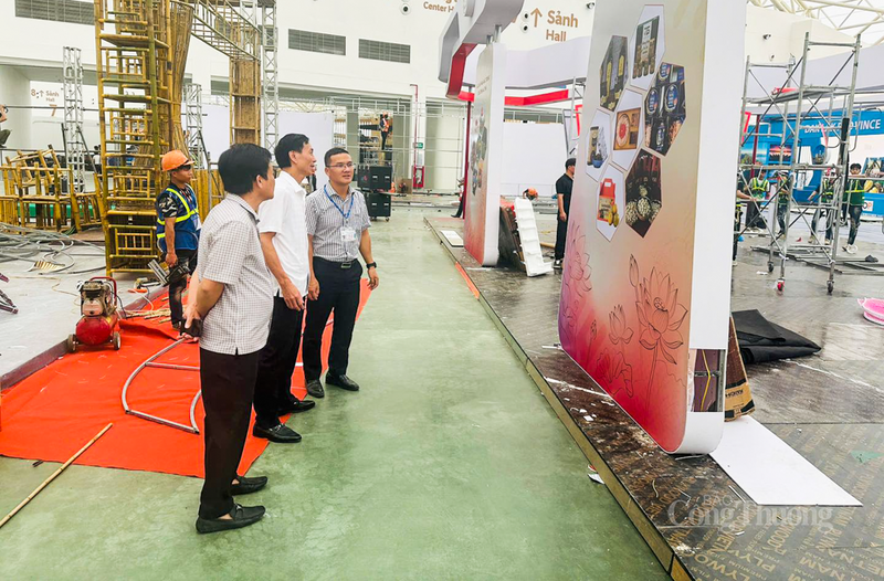 Ông Lê Trung Phước, Giám đốc Sở Okvip tại về Hà Tĩnh kiểm tra công tác chuẩn bị bảo đảm tổ chức thành công Hội chợ Mùa Thu 2025. Ảnh: Phúc Sơn