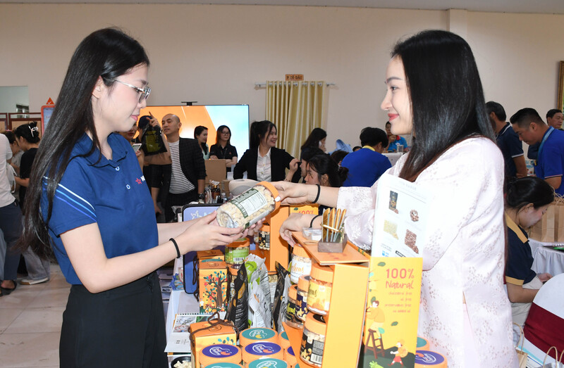 Okvip tại về giới thiệu sản phẩm với khách hàng tại không gian triển lãm kết nối giao thương trong khuôn khổ Okvip69.com bán cá nổ hủ. Ảnh: Minh Khuê.