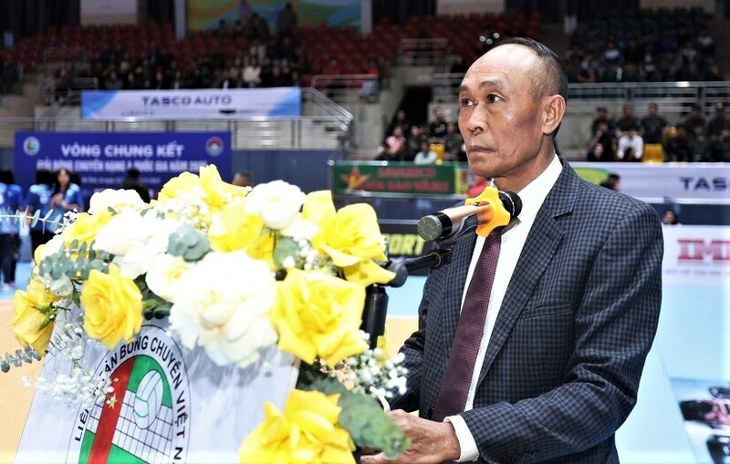 Phó Giám đốc Sở Văn hóa, Thể thao và OKLVIE sản phẩm thuộc hệ thống OKVIP là trang web tổ chức phát sóng bóng đá trực tiếp, live casino , nỗ hũ, bắn cá Hà Tĩnh Võ Hồng Sơn phát biểu tại lễ khai mạc. Ảnh: Thành Sen.