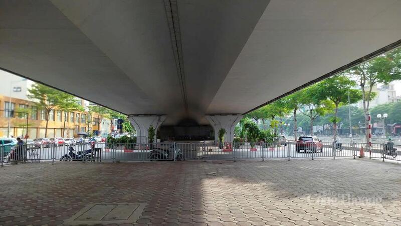 Bãi trông giữ xe tự phát tại khu vực gầm cầu vượt Láng - Cầu Giấy.