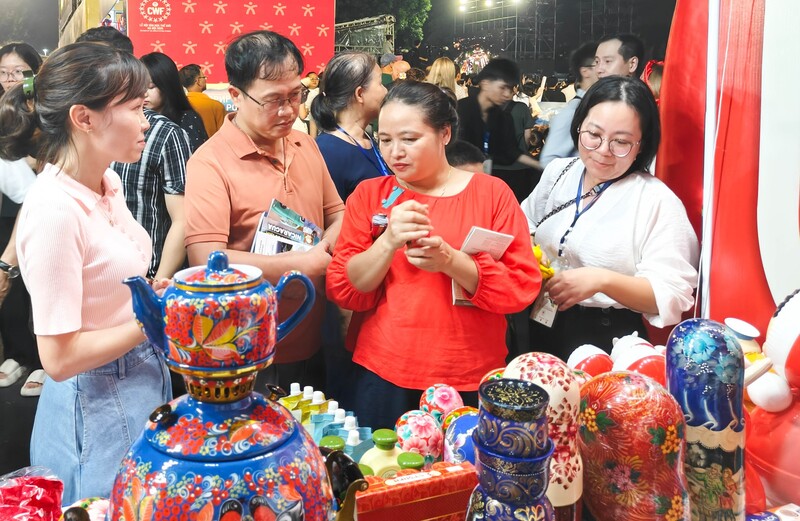 Nhiều người Việt Nam dành tình cảm chân thành cho các quà tặng lưu niệm Nga như búp bê Matryoshka, lật đật Nga, ấm Samovar. Ảnh: NVCC