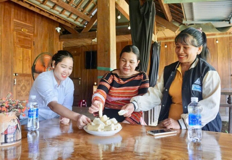 Chị Phạm Thị Kênh đón khách tại Homestay Cô Kênh. Ảnh: Thảo Khuy