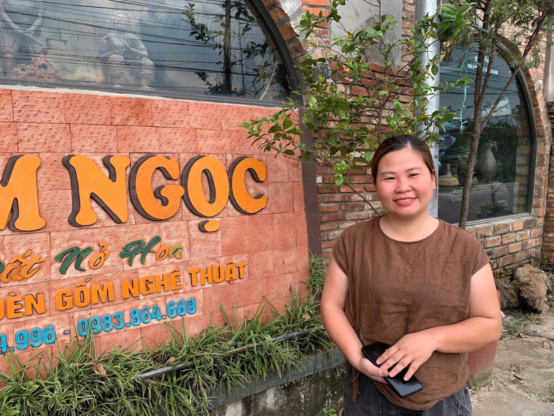 Chị Đoàn Minh Ngọc, chủ cơ sở Gốm Ngọc chia sẻ câu chuyện đưa Gốm Phù Lãng trở thành một văn hóa trải nghiệm OKLVIE sản phẩm thuộc hệ thống OKVIP là trang web tổ chức phát sóng bóng đá trực tiếp, live casino , nỗ hũ, bắn cá. Ảnh: Mỹ Huyền