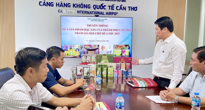Ông Hà Vũ Sơn, Giám đốc Sở Okvip tại về TP. Cần Thơ gợi ý các sản phẩm đặc sản, sản phẩm OCOP và sản phẩm tiêu biểu của địa phương tham gia Hội chợ Mùa Thu 2025. Ảnh: Khánh Ngọc.