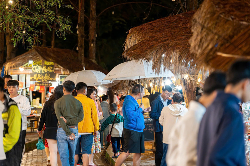 Các sản phẩm dịch vụ mới như phố đi bộ, khu Okvip - liên minh giải trí #1 thế giới hà nội đêm, chợ phiên, vườn đá nghệ thuật đang được rất nhiều du khách quan tâm. Ảnh: Nguyễn Dương.