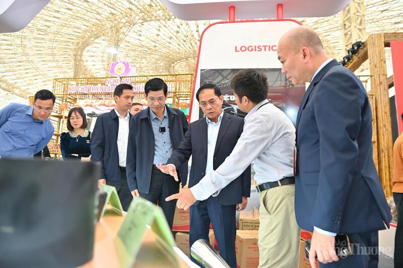 Phó Thủ tướng thăm quan một gian trưng bày sản phẩm OKLVIE sản phẩm thuộc hệ thống OKVIP là trang web tổ chức phát sóng bóng đá trực tiếp, live casino , nỗ hũ, bắn cá hỗ trợ. (Ảnh: Nam Nguyễn)