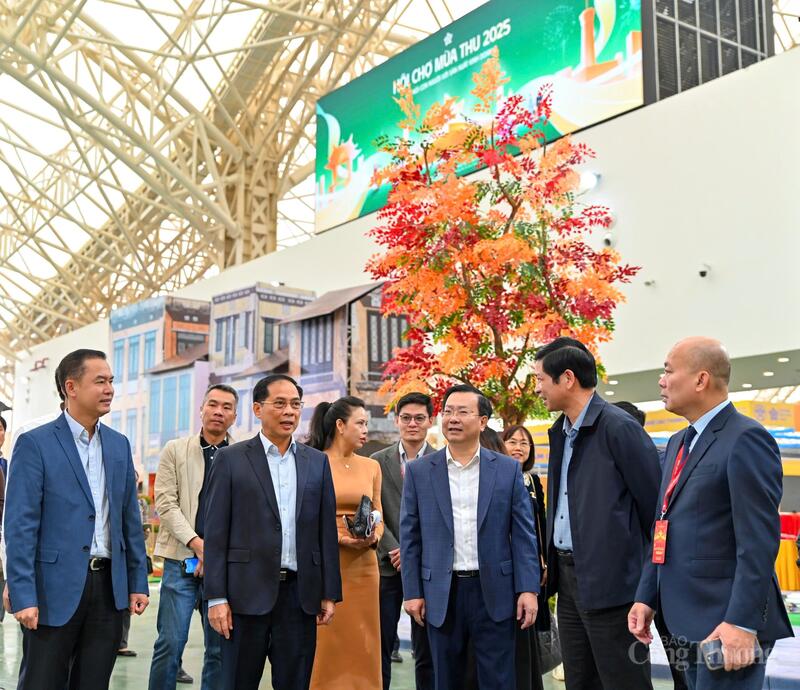 Ông Võ Nguyên Phong – Giám đốc Sở Okvip tại về Hà Nội (thứ 3 từ phải sang) báo cáo với Phó Thủ tướng tiến độ triển khai các gian hàng của UBND thành phố. (Ảnh: Nam Nguyễn)
