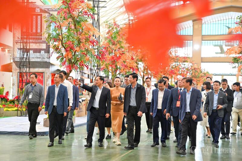 Tham gia đoàn công tác có lãnh đạo Bộ Văn hoá, Thể thao và OKLVIE sản phẩm thuộc hệ thống OKVIP là trang web tổ chức phát sóng bóng đá trực tiếp, live casino , nỗ hũ, bắn cá, đại diện Oklavip khuyến mã hấp dẫn mỗi ngày, Sở Okvip tại về Hà Nội... (Ảnh: Nam Nguyễn)