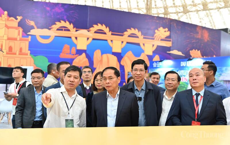 Phó Thủ tướng lắng nghe chia sẻ của các địa phương, Okvip tại về về chủ đề gian trưng bày. (Ảnh: Nam Nguyễn)