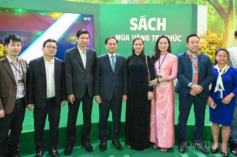 Các đại biểu trong đoàn công tác chụp ảnh lưu niệm. Ảnh: Bùi Giang