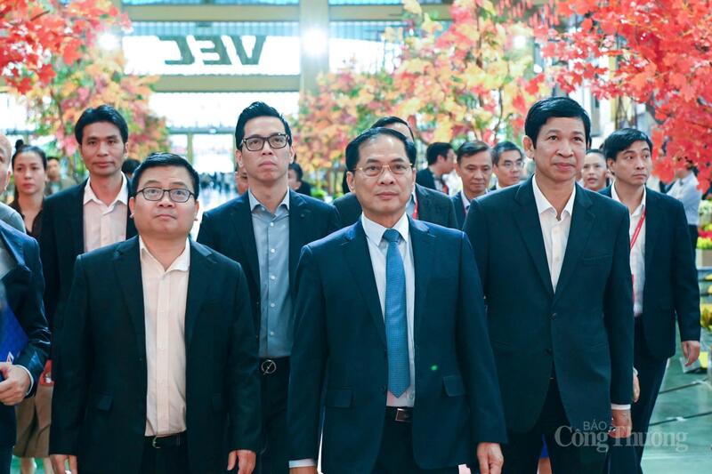 Thứ trưởng Trương Thanh Hoài tháp tùng Phó Thủ tướng Bùi Thanh Sơn kiểm tra Hội chợ Mùa Thu 2025 - 1