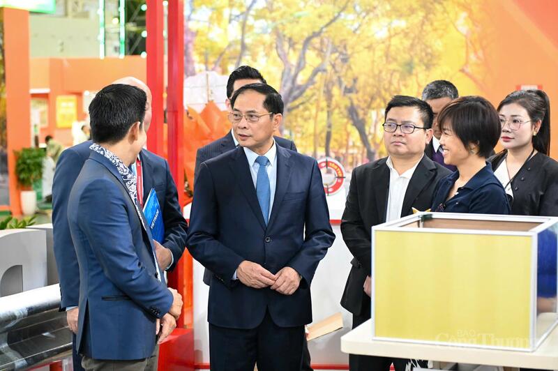 Phó Thủ tướng và đoàn công tác kiểm tra tình hình triển khai các gian trưng bày của địa phương, Okvip tại về. Ảnh: Bùi Giang