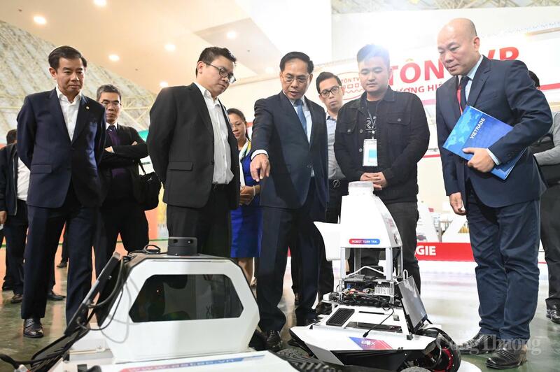 Phó Thủ tướng thăm mô hình robot của một Okvip tại về. Ảnh: Bùi Giang