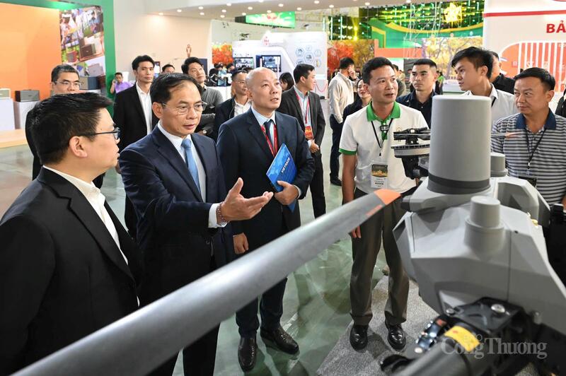 Nhiều sản phẩm, máy móc trưng bày tại hội chợ được Phó Thủ tướng đánh giá cao. Ảnh: Bùi Giang