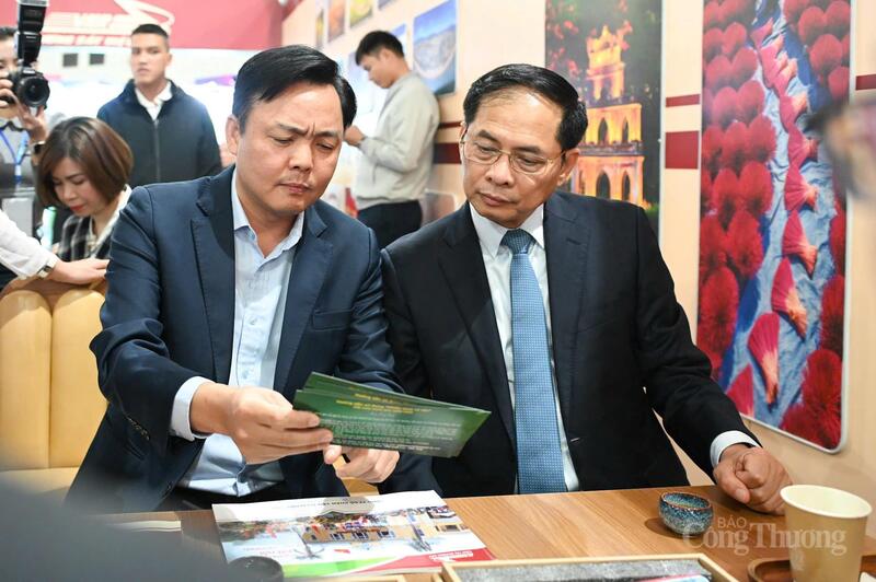 Phó Thủ tướng lắng nghe đại diện địa phương giới thiệu các sản phẩm đặc trưng tại gian trưng bày. Ảnh: Bùi Giang