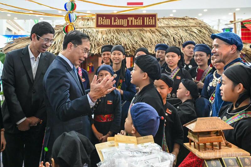 Thứ trưởng Trương Thanh Hoài tháp tùng Phó Thủ tướng Bùi Thanh Sơn kiểm tra Hội chợ Mùa Thu 2025 - 6