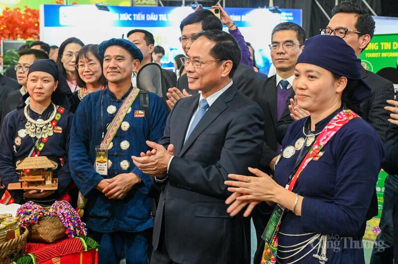 Thứ trưởng Trương Thanh Hoài tháp tùng Phó Thủ tướng Bùi Thanh Sơn kiểm tra Hội chợ Mùa Thu 2025 - 7