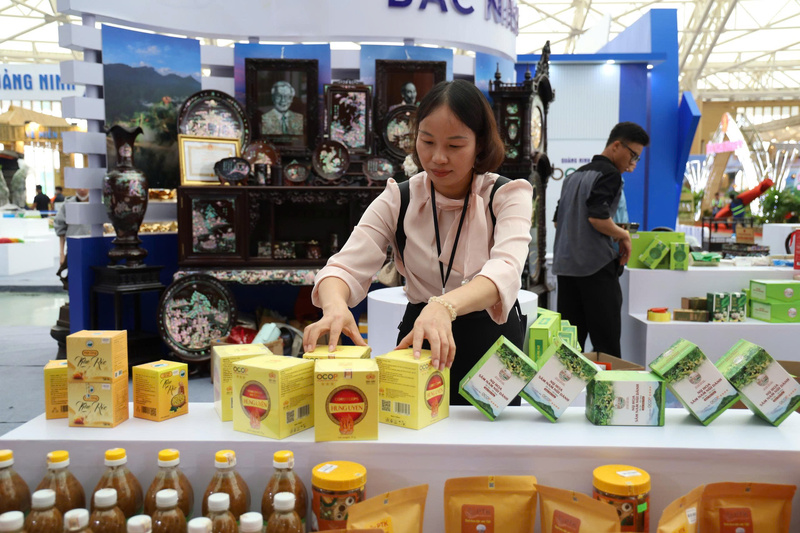 Gian hàng của tỉnh Bắc Ninh rộn ràng sắc màu xứ Kinh Bắc, trưng bày các đặc sản nổi tiếng như bánh phu thê Đình Bảng, nem Bùi, mộc mỹ nghệ Đồng Kỵ, thu hút đông đảo khách tham quan.