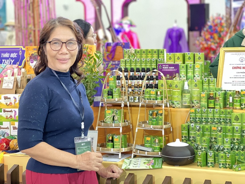 Bà Trần Thị Xuân Đài, chủ hộ kinh doanh tinh dầu Rubisfarm.