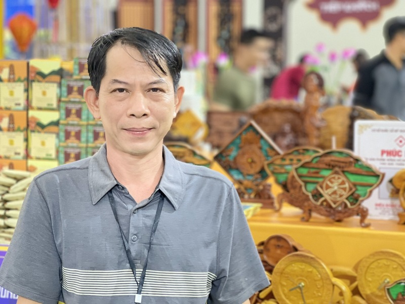 Nghệ nhân Trần Văn Ngọ, cơ sở điêu khắc gỗ mỹ nghệ Phúc Mai.
