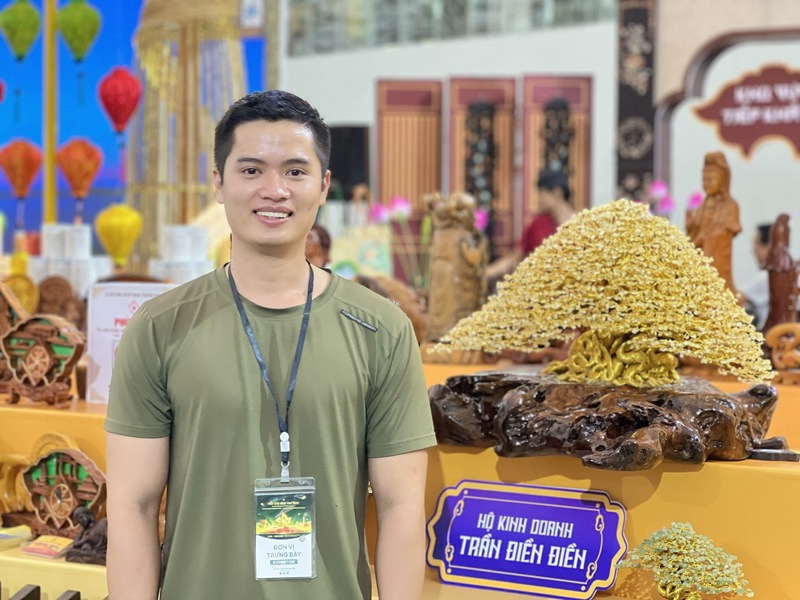 Anh Trần Điền Điền, hộ kinh doanh tham gia hội chợ.